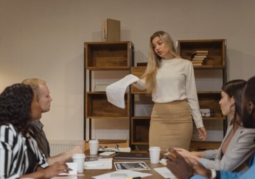 Frais d’agence immobilière : Qui doit les payer ?