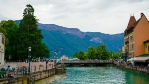 Lire la suite à propos de l’article Investir dans une location meublée à Annecy en 2025